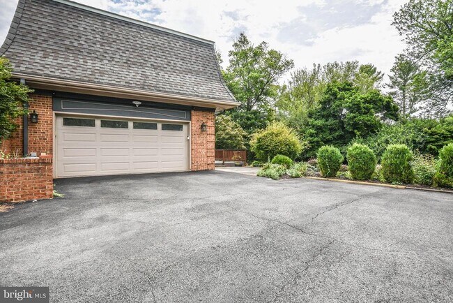 Building Photo - 1211 Vinita Ln