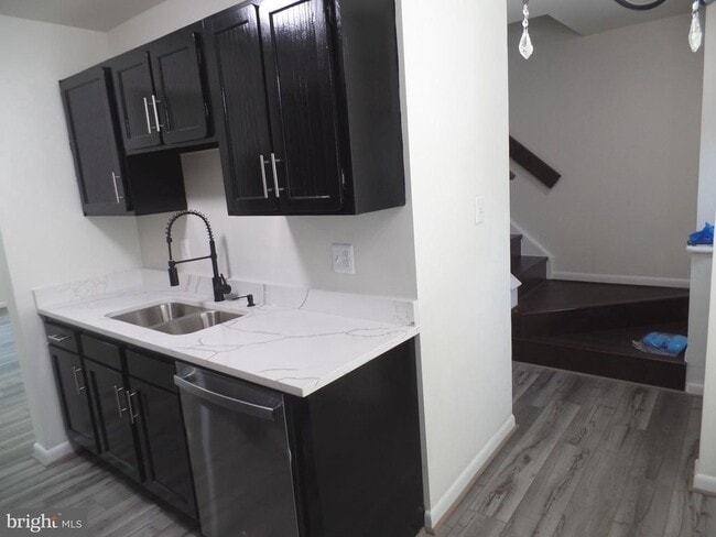 Building Photo - 1126 Barnaby Terrace SE