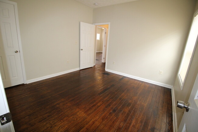 Building Photo - Spacious 2 Bedroom close to campus!