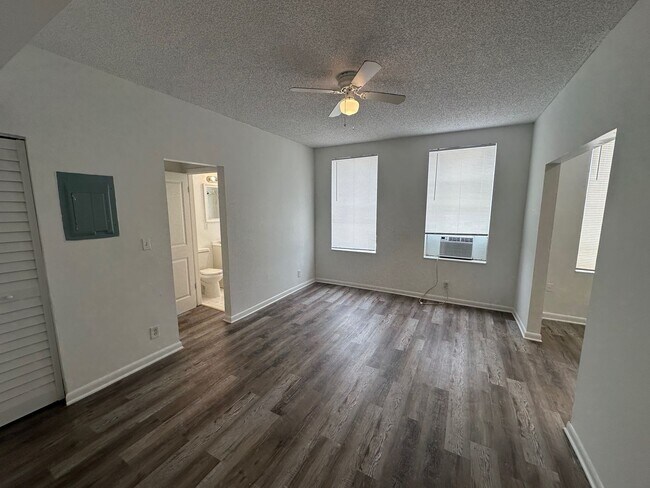 Interior Photo - 2716 S Dixie Hwy