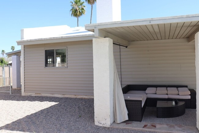 Building Photo - 5 Bedroom, 2 Bathroom