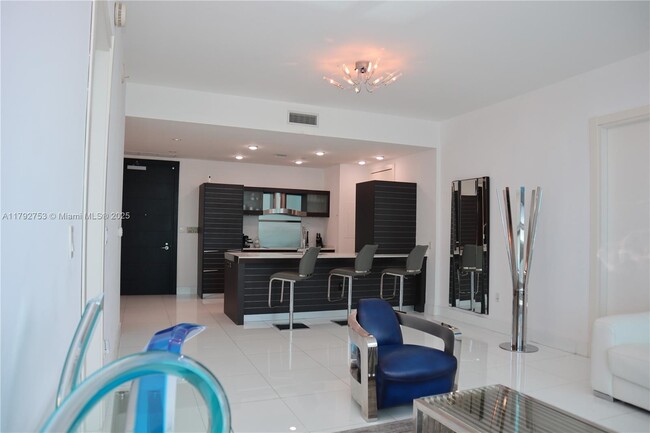 Building Photo - 200 Biscayne Blvd Way