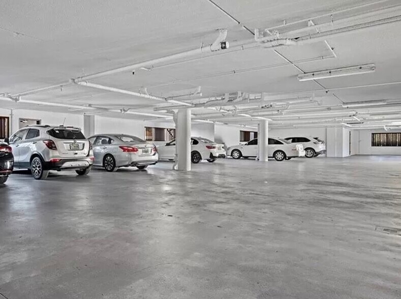 Garage parking - 166 SE Saint Lucie Blvd