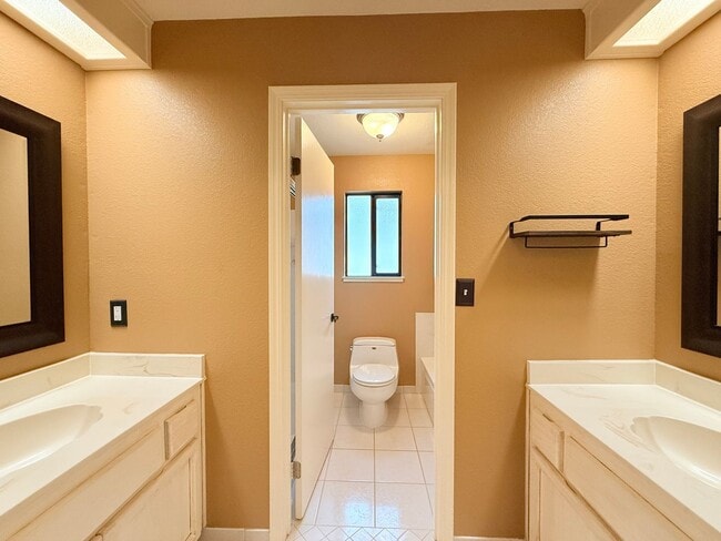 Building Photo - Charming and Move-in Ready, 3BD/2.5BA, Two-Story Townhome in Canyon Green at Canyon Lakes in San ...