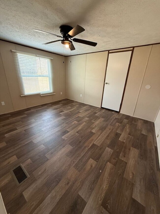 Building Photo - For Rent