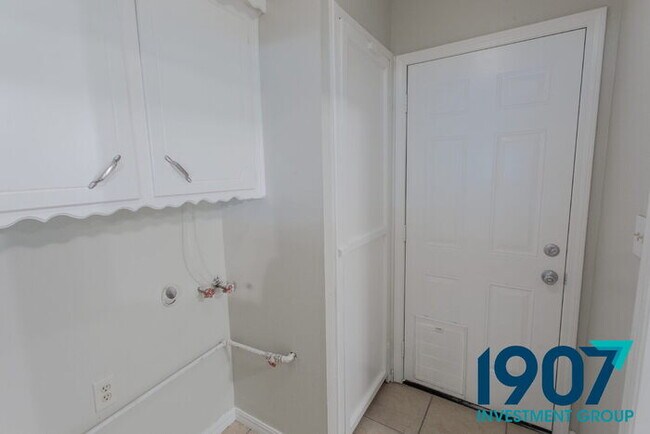 Building Photo - Charming 3-Bedroom Home in Moore with Spac...
