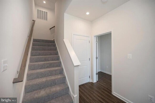 Building Photo - Great Townhome in Embrey Mill