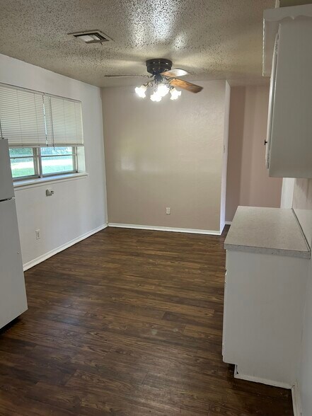 Looking back to dining area - 1317 Lakecrest Dr