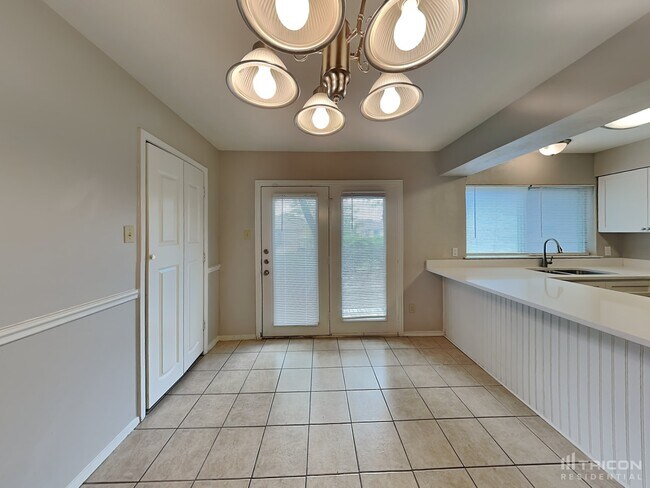 Building Photo - 1122 Oakbluff Dr