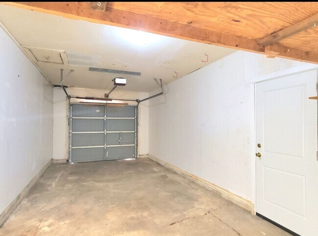 Building Photo - 2 Bed 1 Bath 1 Car Garage in the Bill Atki...