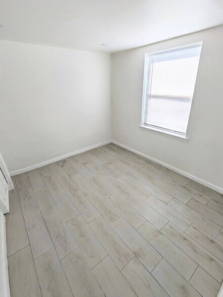 Building Photo - 209 10th St