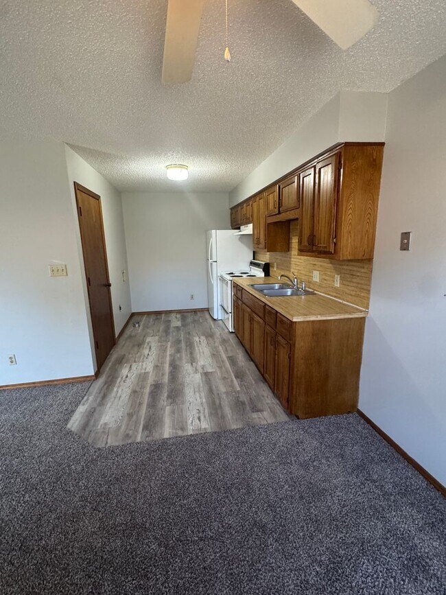 Building Photo - 826 S Scenic Ave