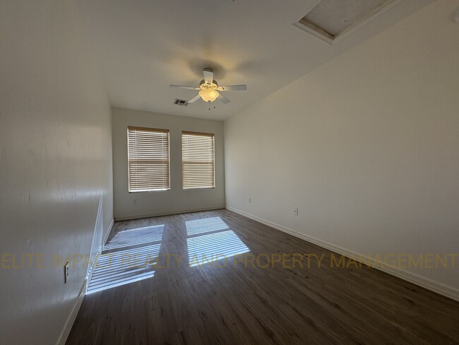 Building Photo - 1133 S Pantano Overlook Dr