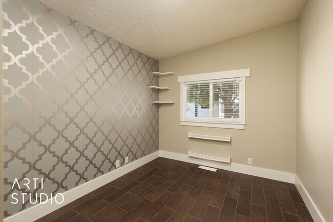 Building Photo - **Stunning 4-Bedroom Home with Modern Amen...