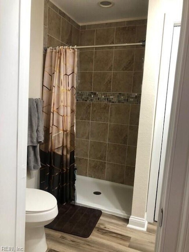 Building Photo - Colonial Heights