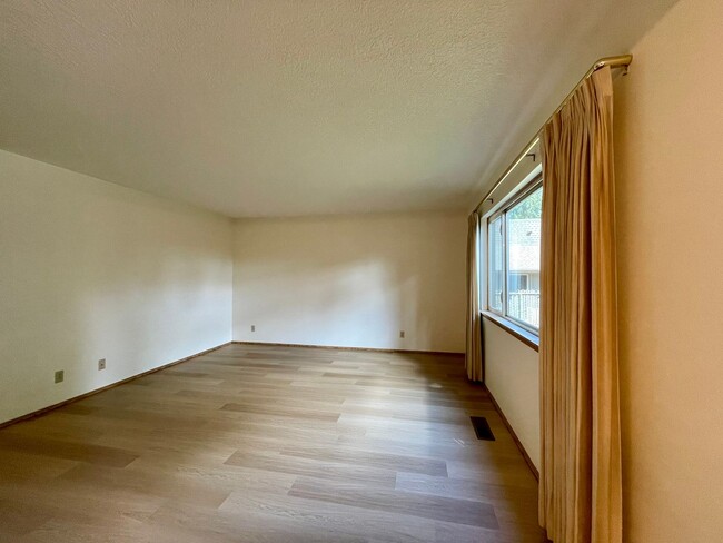 Building Photo - SE Single level 2 Bed 2 Bath Condo - A/C, ...