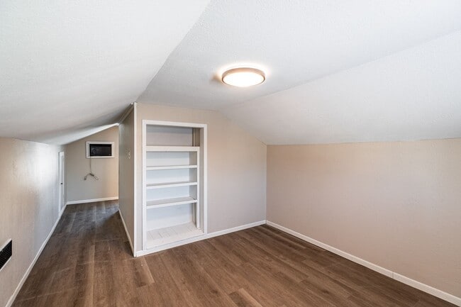 Building Photo - Charming 2 Bedroom Home with a Huge Fenced Yard & Garage