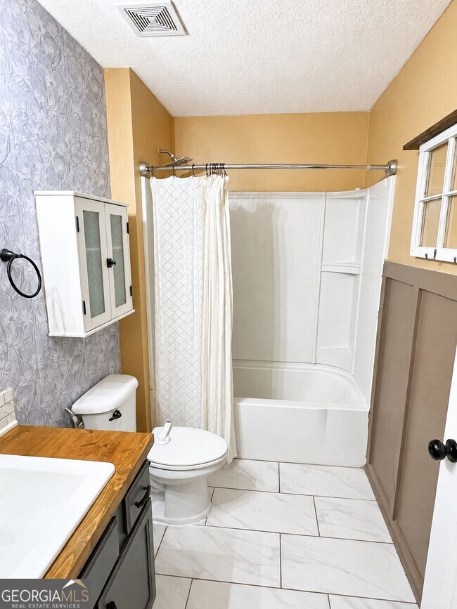 Building Photo - 204 Hayworth Ct