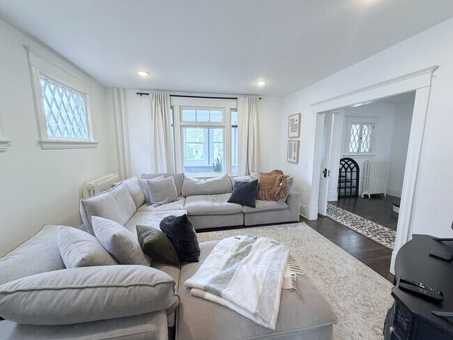 Building Photo - Gorgeous 3 Bedroom with Modern Upgrades!!
