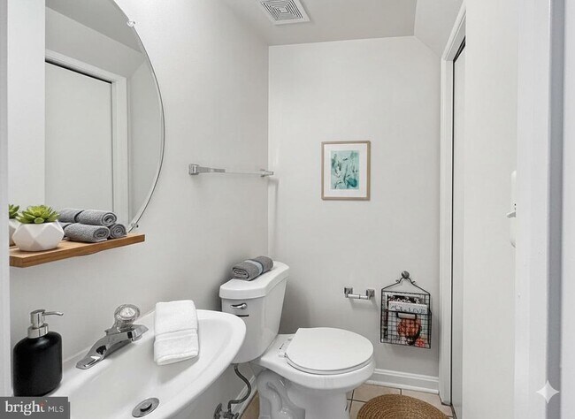 Building Photo - 102 Crossbill Way