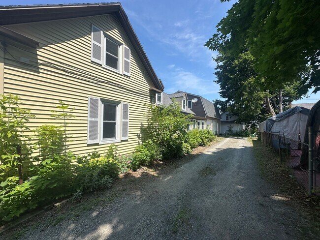 Building Photo - Spacious 4–5 Bedroom Home on French Island – Old Town