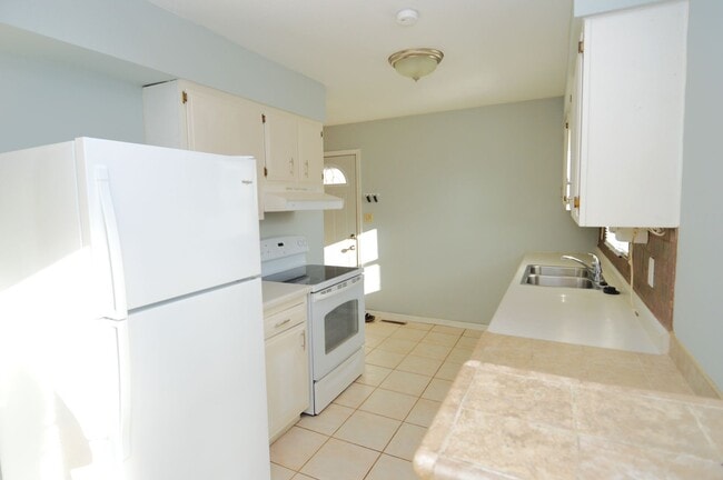 Building Photo - Huge 4 Bed 2 Bath Single Family Home!! Ton...