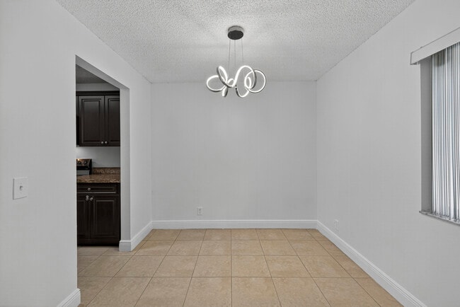 Building Photo - 913 Meadows Cir