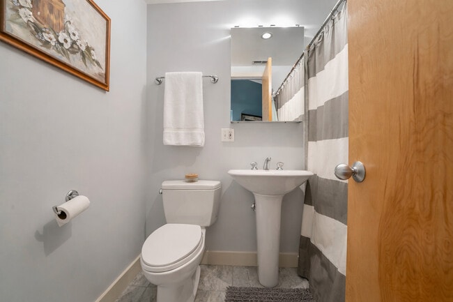 Building Photo - 2300 W Armitage Ave