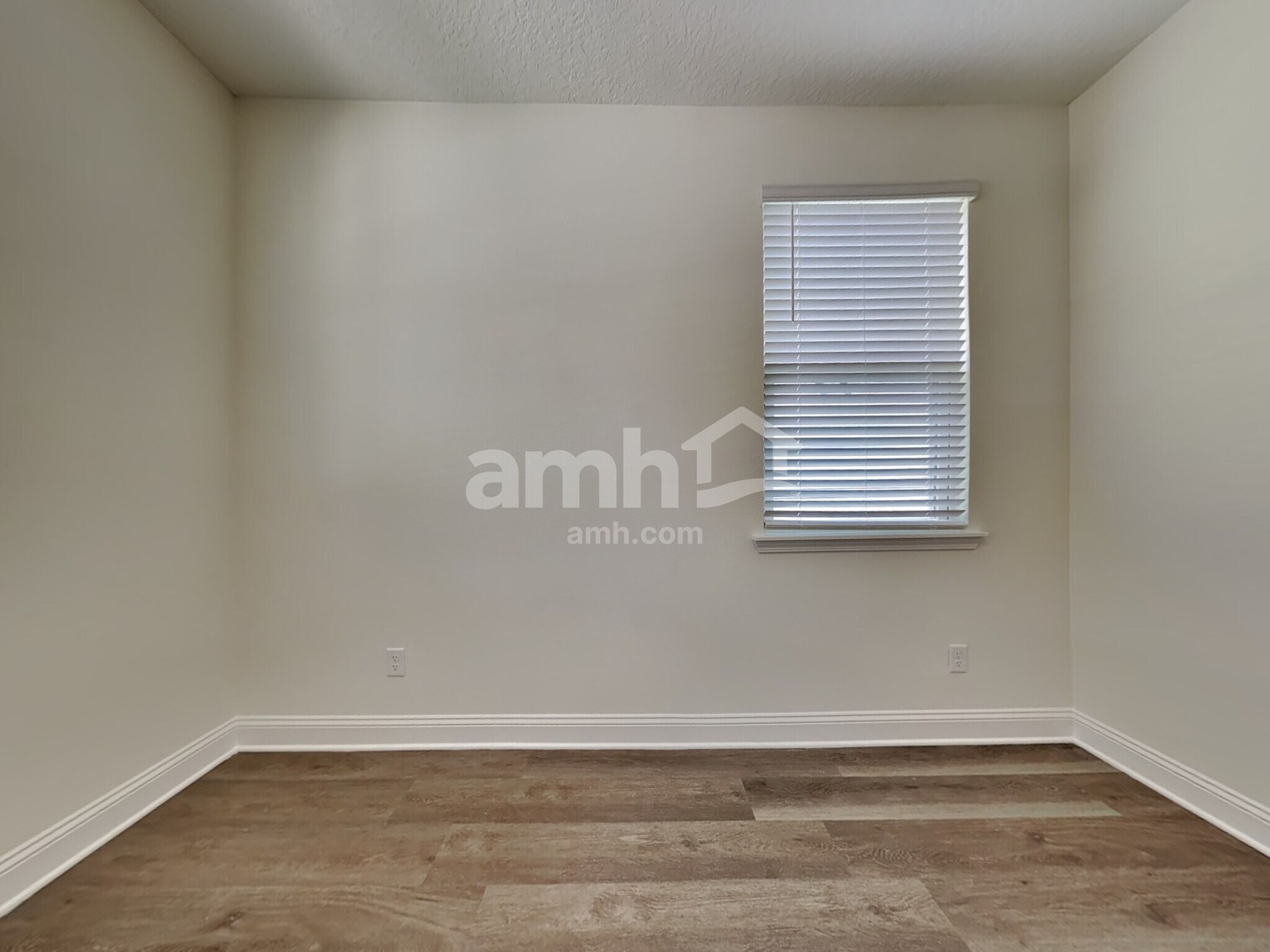 Building Photo - 11650 Hillside Dr