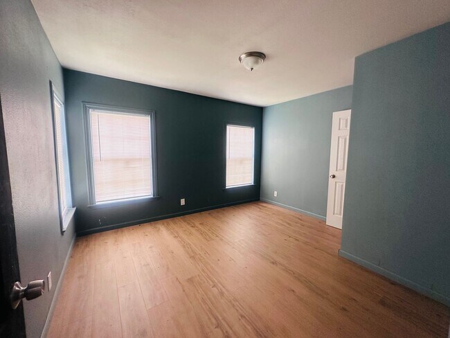 Building Photo - 1325 Tyler Ave