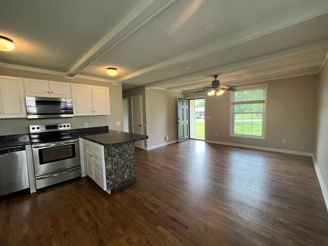 Building Photo - For Lease - 3 Bed, 1 Bath Home in the Heart of Gallatin!