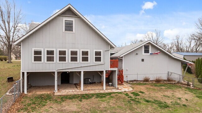 Building Photo - "Charming 2-Bed Home with Scenic Views and...