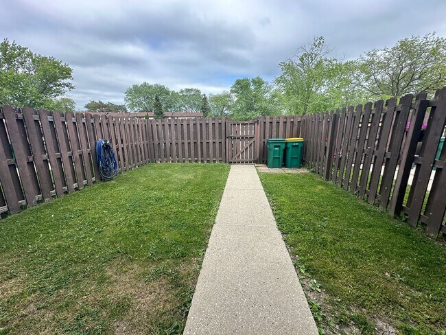 Building Photo - 3BD/1.5BA Townhome Condo in Germantown!
