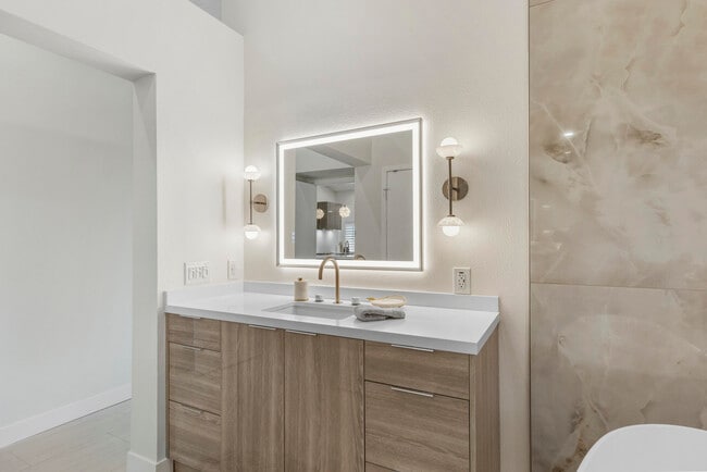 Building Photo - 269 Vista Royale Cir W