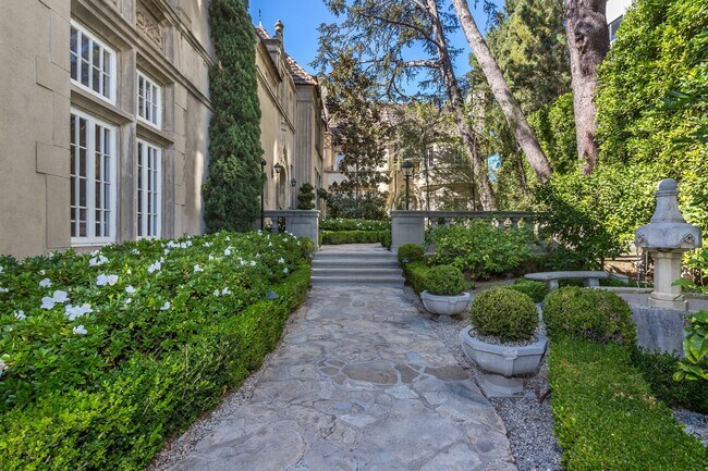 Building Photo - 10335 Wilshire Blvd