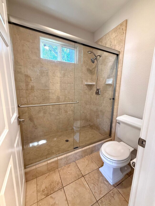 Building Photo - Beautifully Maintained 3Bd/2.5Ba Near Capitola Mall!