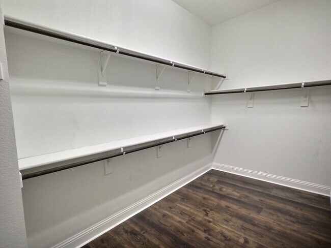 Building Photo - 557 Reale Dr