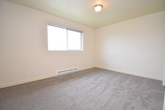 Building Photo - Centrally Located TOP Floor 2b w/ Private ...