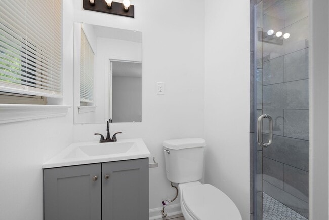 Building Photo - 3 bedroom, 2 bath recently renovated in So...