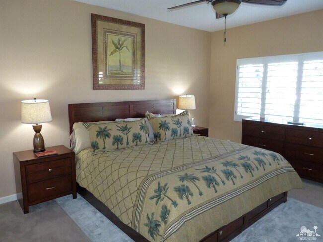 Building Photo - 221 Vista Royale Cir E