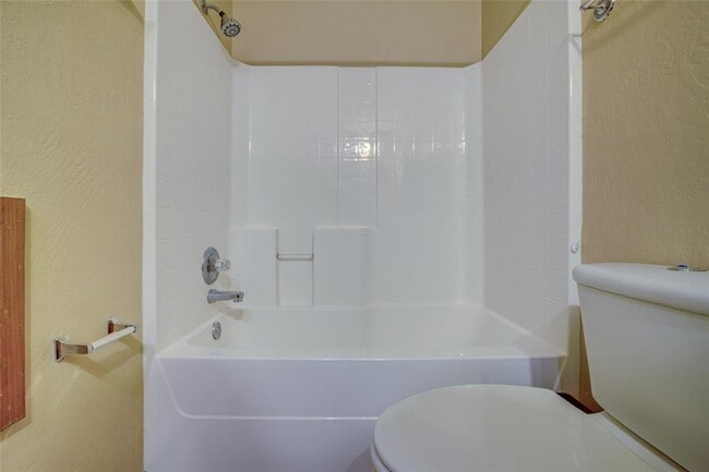 Building Photo - 913 Elm Creek Dr