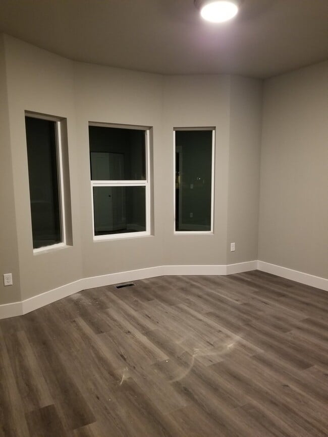Building Photo - Newer 5 Bed, 3 Bath Home with over 3100+ s...