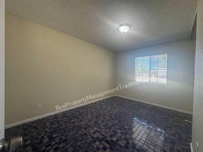Building Photo - Large Lot 4 + 2 in Lake Los Angeles