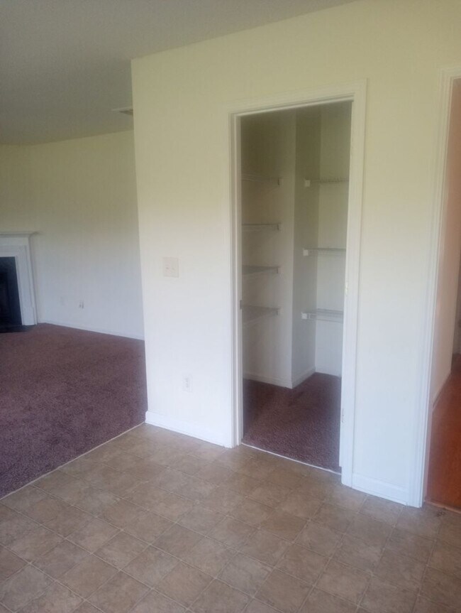 Building Photo - 4 Bedrooms 3.5 Bathrooms FOR RENT