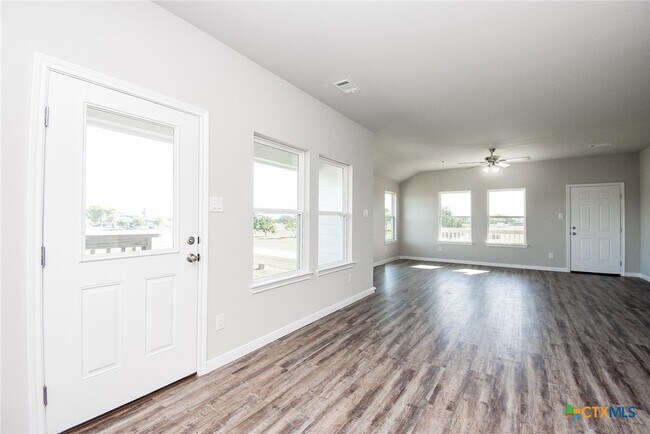 Building Photo - 544 Buckskin Dr