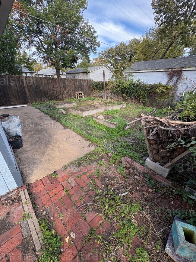 Building Photo - $1150 - 3 bed 1 bath - Single Family Home