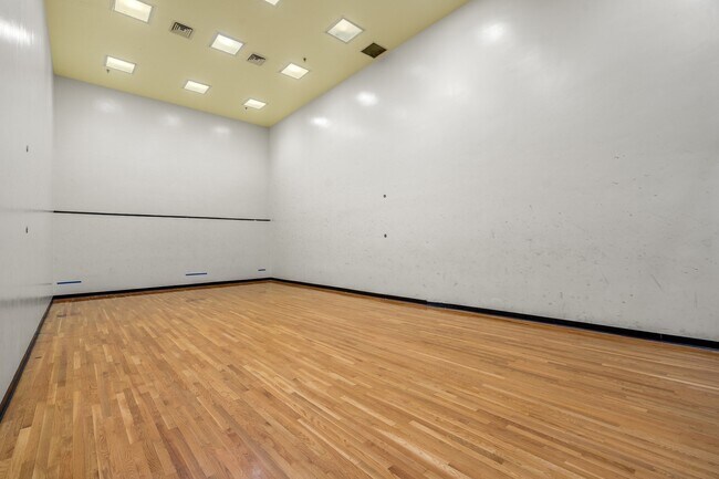 Building Photo - 147 Kelton St