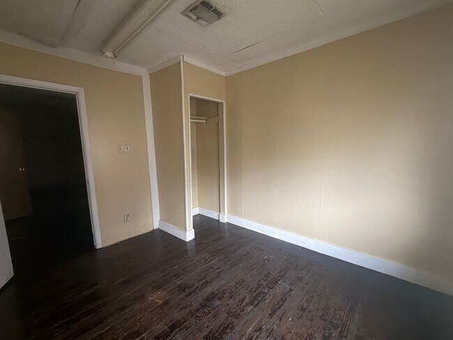 Building Photo - 219 S Pierce St