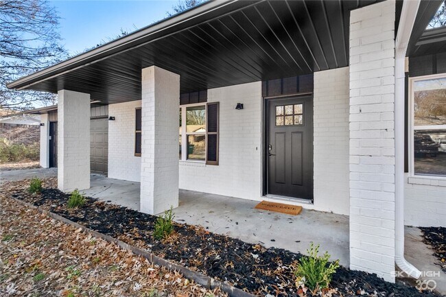 Building Photo - 2806 W Highland Dr