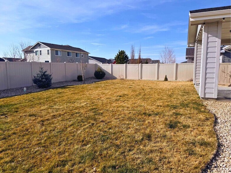 Building Photo - 1343 E Fort Erie St